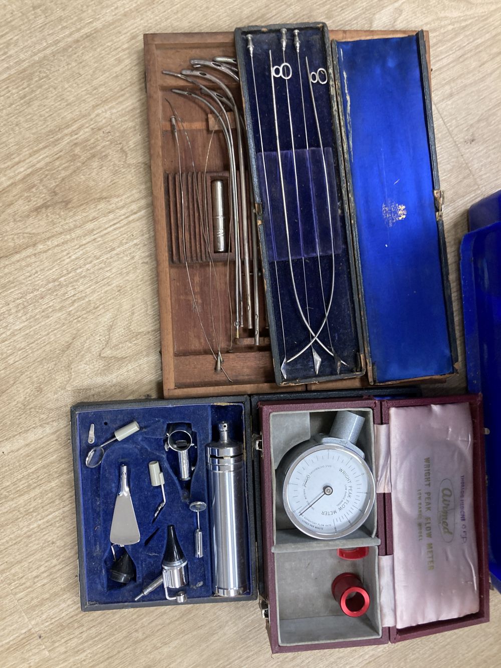 A quantity of cased surgeons equipment